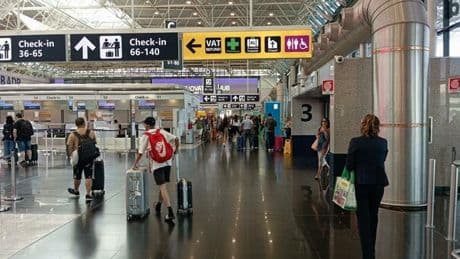 Liquidi nel bagaglio a mano in aereo, addio al 100 ml. Ecco in quali aeroporti sono già attivi gli scanner