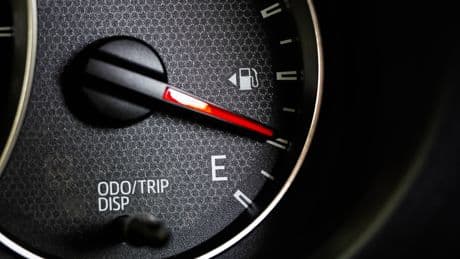 Hat fast jedes Auto: Welche Funktion das kleine Dreieck an der Tankanzeige hat