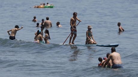 Seis menores han sido rescatados practicando paddle surf en Málaga este verano: "Las tablas no son juguetes"