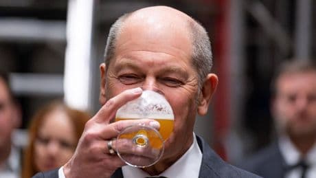 Alternative Playlist: Olaf Scholz feiert Zapfenstreich: Welche Lieder dabei laufen sollten