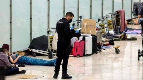 AENA advierte a las personas sinhogar de Barajas que este jueves ya no podrán permanecer en el aeropuerto