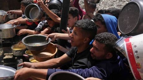 Warten auf Hilfe in Gaza: Israelischer Panzer soll bei Verteilungszentrum geschossen haben