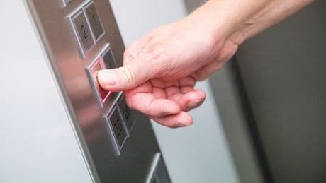 Aufgrund von Überladung: Feuerwehr befreit zwölf Menschen aus steckengebliebenen Aufzug