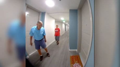 Una joven sorprende a la pareja de ancianos que pasea a diario hasta la puerta de su casa: "Son lo mejor del día"