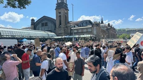 Demonstration in Hamburg - Islamisten fordern Aufhebung von Moschee-Verbot