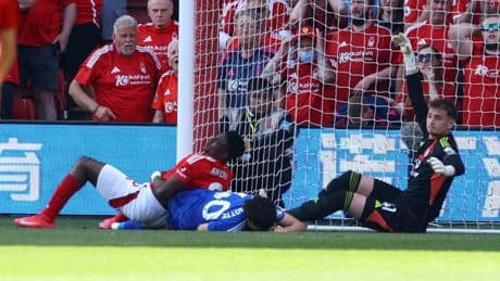 Taiwo Awoniyi, delantero del Nottingham Forest, en coma inducido tras golpearse con un poste