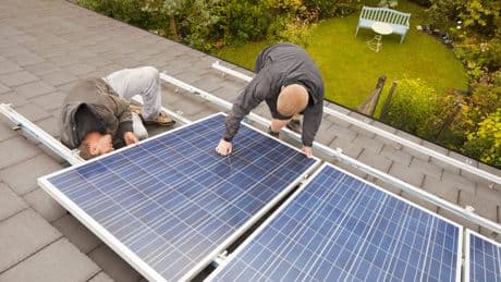 Huishoudens haken af, maar ’zonnepanelen lonen absoluut nog’: zo ben je alsnog spekkoper