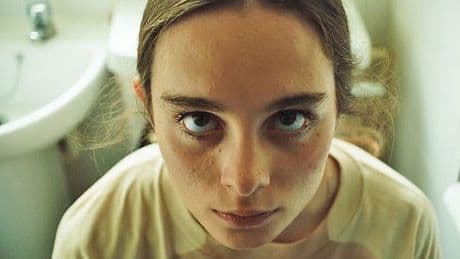 « Crasse » de Luna Carmoon : un premier film organique et chaotique sur l’enfance brisée