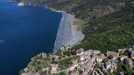 En Corse, les plages noires de Nonza et d’Albo menacées par la fièvre du nickel