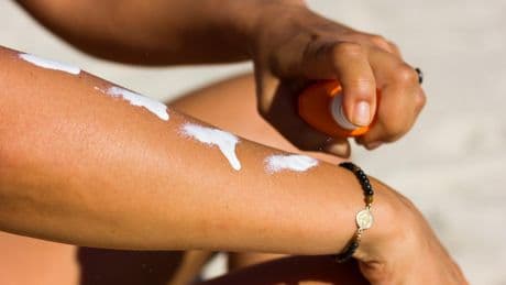 La alerta de los sanitarios ante el auge del negacionismo de la crema solar: "La del 'súper' sirve, pero es mejor una de 20 euros"