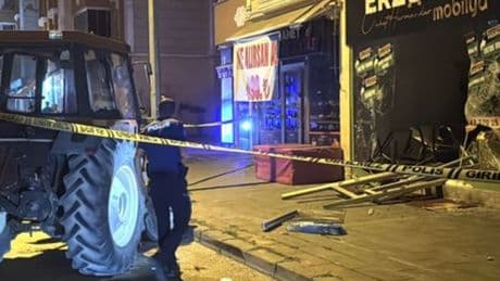 Esnaf kavgasında traktörle dükkana daldı: 3 yaralı