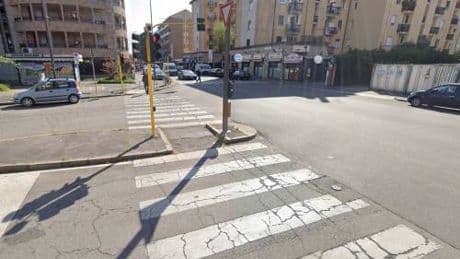Milano, inseguito dalla polizia 21enne cade in scooter e muore: caos in ospedale