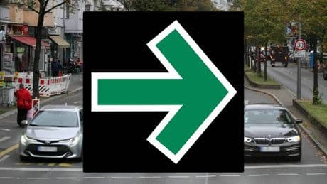 Grüner Pfeil an roter Ampel: Anhalten oder fahren? Das gilt