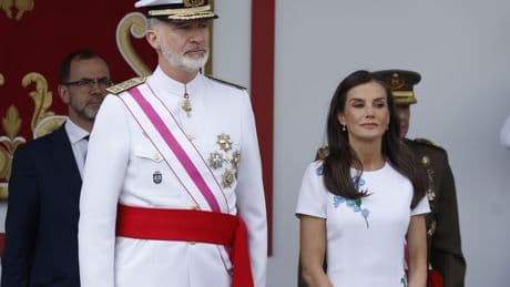 Letizia rescata un sofisticado vestido de Carolina Herrera para el Día de las Fuerzas Armadas