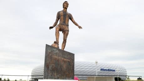 Vor der Allianz Arena - SO sieht die Beckenbauer-Statue aus