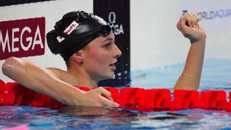18-jarige Canadese McIntosh zwemt weer wereldrecord, haar derde in een week