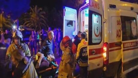 İstanbul Kartal'da feci kaza! Otomobil ağaçları devirip ters yöne geçti: 5 yaralı