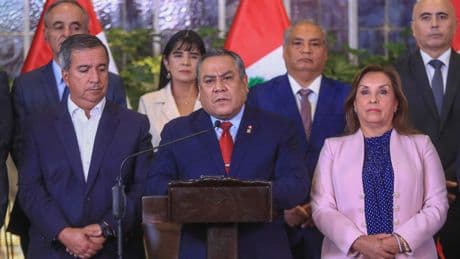 El Gobierno de Perú, en caída libre
