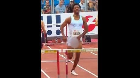 Hürdenlauf-Hingucker - Läufer platzt plötzlich die Hose