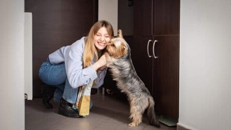 Bij thuiskomst wordt eerst de hond begroet, partner pas daarna