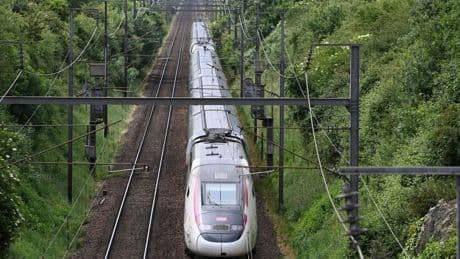 Taxe sur les billets de train, sur les bureaux, écotaxe... Ces pistes pour financer les transports de demain