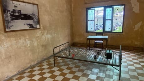 EL MUNDO, con un superviviente dentro de los campos de muerte y tortura de los Jemeres Rojos: "A mi madre le rompieron todos los dientes"