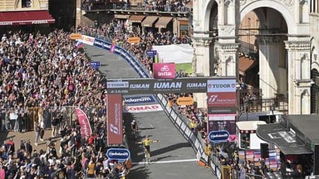 Van Aert regresa a lo grande en Siena y Del Toro se postula