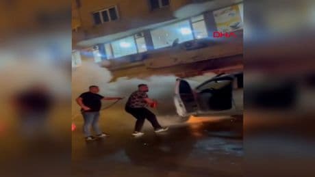 Yanan hafif ticari araca hortum suyuyla müdahale