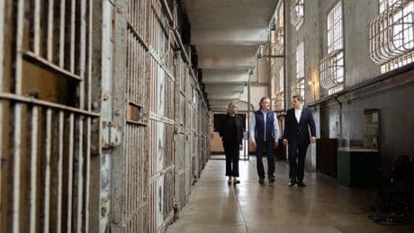 La fiscal general de Trump visita Alcatraz en mitad del escándalo Epstein: “Es fantástica: valdría para encarcelar ilegales”