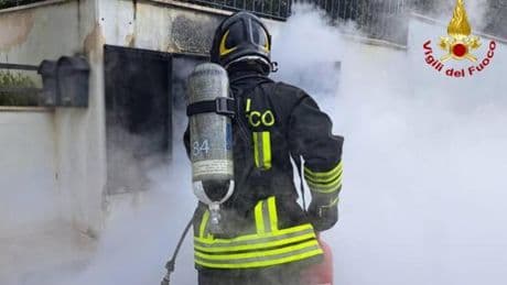 Incendio in un condominio a Novi Ligure, 50 persone evacuate. Due bambine in ospedale