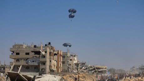 Après avoir affamé les Gazaouis, Israël laisse enfin entrer quelques camions d’aide humanitaire dans l’enclave