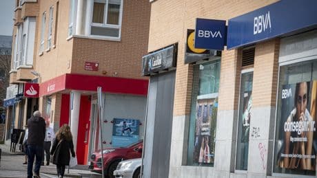 La banca mantiene operativos los canales digitales, mientras las oficinas y los cajeros sufren incidencias