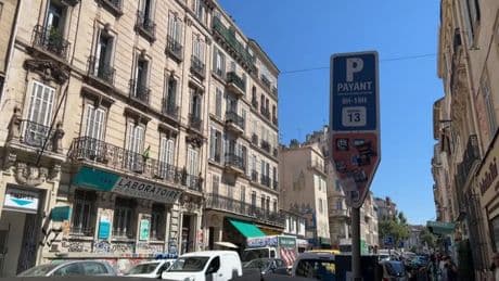 Pollution de l'air: la ville de Marseille instaure la gratuité du stationnement pour les résidents