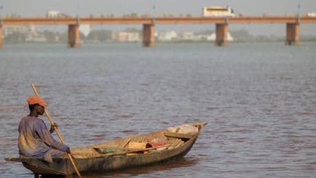 Mali : à Bamako, la pollution du fleuve Niger atteint des niveaux critiques