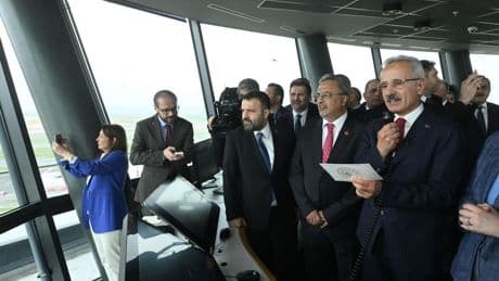 Bir saatte 81 uçak havalandı