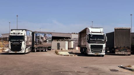 İsrail'in göstermelik onayı: Yardım TIR'ları Gazze'ye girdi ancak Filistinlilere ulaşmadı