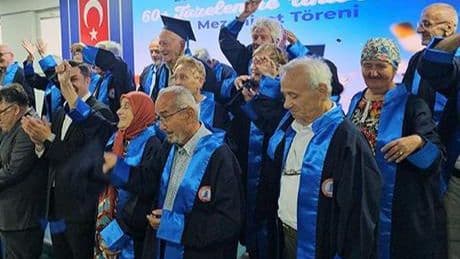 Tazelenme Üniversitesi mezun verdi! 60 yaş üstü öğrenciler kep attı