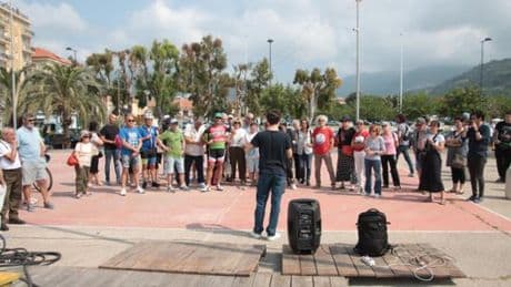 Taggia, protesta in darsena per la demolizione del ponte ciclabile