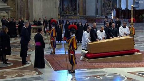 Los Reyes Felipe y Letizia dan su último adiós al papa Francisco