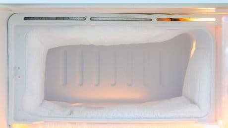 Tiefkühler in 20 Minuten eisfrei? Der geniale Trick funktioniert wirklich