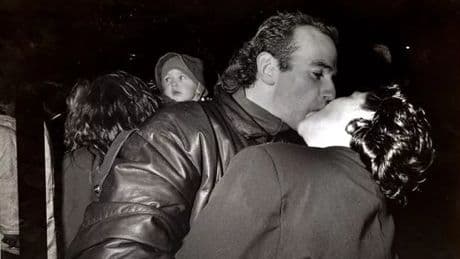Hunt for Hogmanay kiss couple who inspired Deacon Blue's most famous album cover