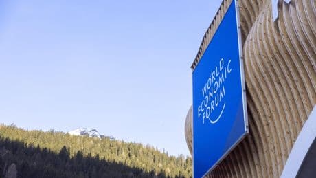 El consenso de economistas del Foro de Davos prevé que la economía global sea "más débil" por los aranceles de Trump