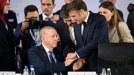 Erdogan geniet van zijn status als internationaal bemiddelaar en benut die in eigen land