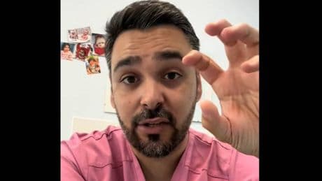 Fran J. Díaz, fisioterapeuta pediátrico: "Que tu bebé consuma pantallas puede hacerlo más propenso a ser adicto en el futuro"