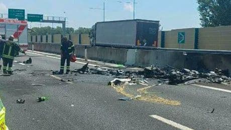 Ultraleggero precipita sul raccordo autrostradale Corda Molle, morti un uomo e una donna: il velivolo ha colpito delle auto e ha preso fuoco