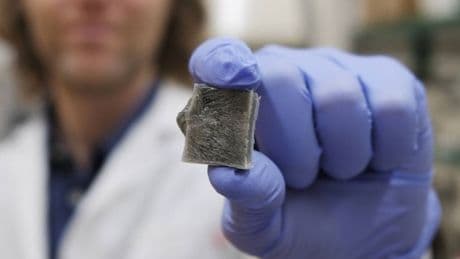 Crean un material que genera electricidad y previene varios grandes problemas del verano