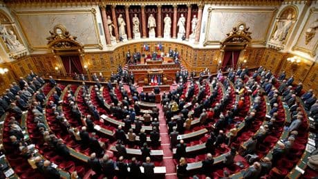Fin de vie: après le vote à l’Assemblée, une prochaine étape incertaine au Sénat à l’automne