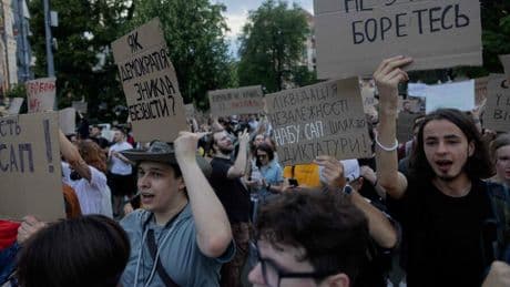 Ukraine: Proteste in der Ukraine – Selenskyj unterzeichnet umstrittenes Gesetz