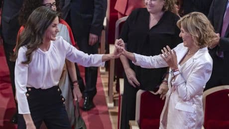 Letizia premia el compromiso y rigor de su excompañera de TVE Almudena Ariza