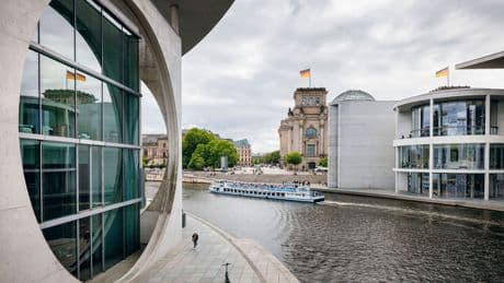 Bundestag sucht Pilates- und Yoga-Lehrer – um Stress zu reduzieren
